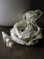 Yvette Maréchal - Roses blanches à la toupie